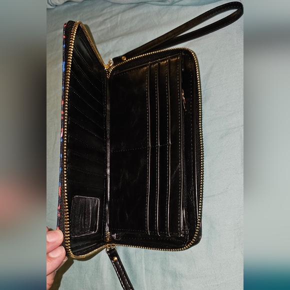 ModCloth x Hello Kitty Bows Camp Director Zipped wallet - Picture 3 of 8